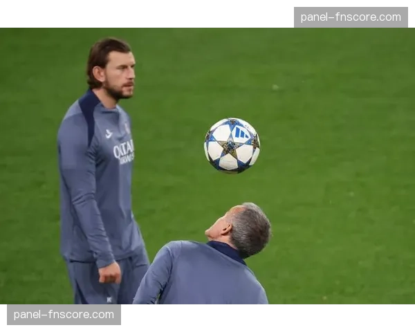 巴黎圣日耳曼备战里昂，恩里克演练快速由守转攻